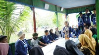 Masyarakat juga diberikan pelatihan untuk mengolah jelantah menjadi sabun cuci tangan dan piring.