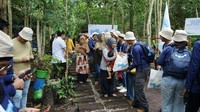 Para Perwira Penggerak menyerahkan bantuan berupa sembako kepada warga Sei Pakning, Bengkalis, Riau di Arboretum Gambut Marsawa.