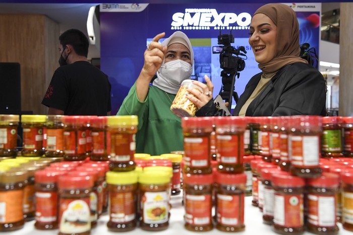 PERTAMINA SMEXPO 2022 DUKUNG UMKM BINAAN Sekretaris Perusahaan Pertamina Brahmantya Satyamurti Poerwadi (kanan) berbincang dengan pelaku UMKM dalam Pertamina SMEXPO 2022 di FX Sudirman, Jakarta, Rabu (30/11/2022). Pertamina SMEXPO 2022 bertemakan 'Asli Indonesia, Asli Kerennya' diikuti sebanyak 500 UMKM binaan Pertamina yang berpartisipasi secara online maupun offline tersebut berlangsung hingga 4 Desember mendatang. ANTARA FOTO/M Risyal Hidayat/hp.