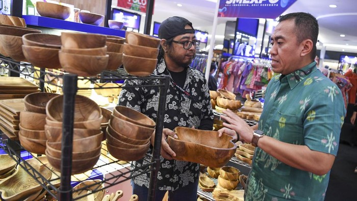 PERTAMINA SMEXPO 2022 DUKUNG UMKM BINAAN Sekretaris Perusahaan Pertamina Brahmantya Satyamurti Poerwadi (kanan) berbincang dengan pelaku UMKM dalam Pertamina SMEXPO 2022 di FX Sudirman, Jakarta, Rabu (30/11/2022). Pertamina SMEXPO 2022 bertemakan 'Asli Indonesia, Asli Kerennya' diikuti sebanyak 500 UMKM binaan Pertamina yang berpartisipasi secara online maupun offline tersebut berlangsung hingga 4 Desember mendatang. ANTARA FOTO/M Risyal Hidayat/hp.