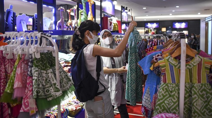 PERTAMINA SMEXPO 2022 DUKUNG UMKM BINAAN Sekretaris Perusahaan Pertamina Brahmantya Satyamurti Poerwadi (kanan) berbincang dengan pelaku UMKM dalam Pertamina SMEXPO 2022 di FX Sudirman, Jakarta, Rabu (30/11/2022). Pertamina SMEXPO 2022 bertemakan 'Asli Indonesia, Asli Kerennya' diikuti sebanyak 500 UMKM binaan Pertamina yang berpartisipasi secara online maupun offline tersebut berlangsung hingga 4 Desember mendatang. ANTARA FOTO/M Risyal Hidayat/hp.