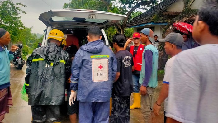 petani mojokerto tewas tersambar petir