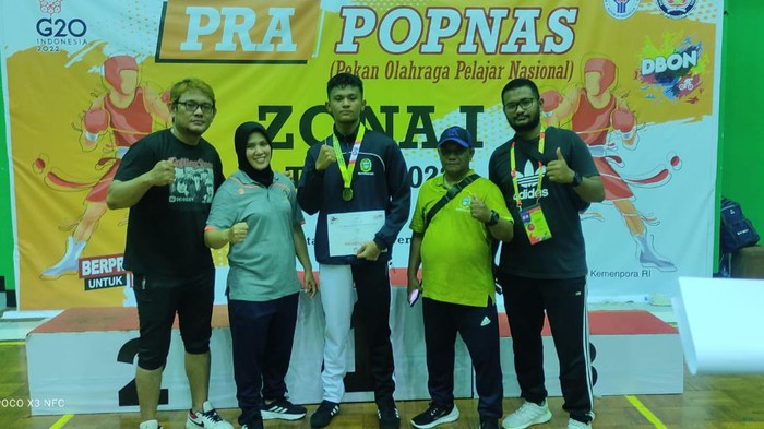 Petinju asal Medan saat meraih medali emas ajang Pra Popnas di Jakarta (Foto: Istimewa)