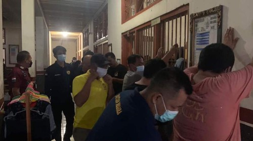 Petugas Rutan Kelas II B Negara saat melakukan penggeledahan di kamar/blok hunian WBP, Selasa (29/11/2022) malam. Foto: IST