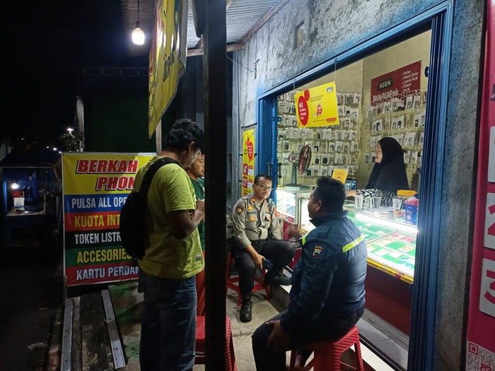 Polisi melakukan pemeriksaan awal di TKP penyerangan terhadap pengguna jalan di Genuk, Semarang, Selasa (28/11/2022).