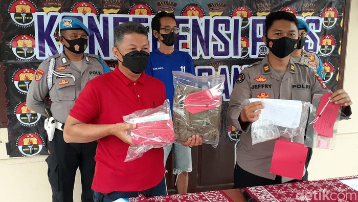 Polisi menunjukkan barang bukti pencurian di konter HP di Bantul, Rabu (30/11/2022).