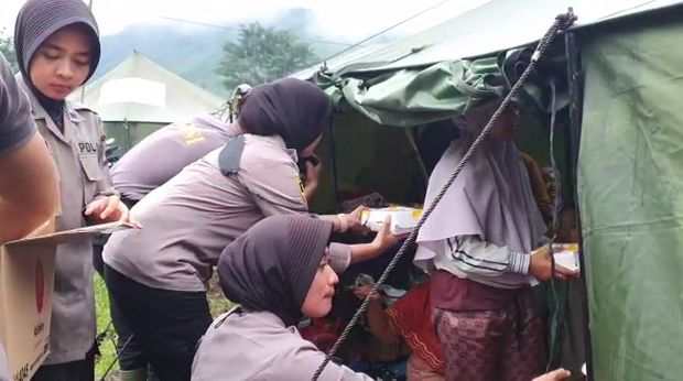 Polres Bogor juga membuat tenda darurat untuk korban gempa Cianjur. Terdapat juga dapur umum di posko tersebut.