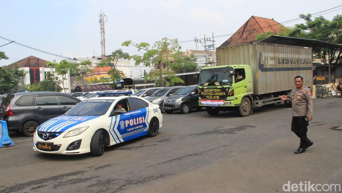 polrestabes surabaya menyumbang untuk korban gempa cianjur