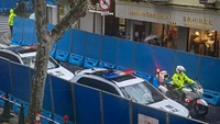 Kendaraan polisi terlihat di sebelah jalan Wulumuqi. Hector Retamal/AFP/Getty Images  