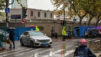 Polisi (berbaju kuning) berjaga di jalan Wulumuqi. Hector Retamal/AFP/Getty Images  
