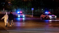 Mobil polisi melewati persimpangan saat mereka berpatroli di daerah di mana ada desas-desus tentang rencana protes menentang langkah-langkah nol COVID di Beijing, China, Selasa (29/11/2022). Getty Images/Kevin Frayer