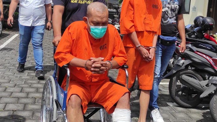 Pria paruh baya ditembak oleh polisi saat dilakukan penangkapan usai mencuri motor di parkiran McDonald Mall Robinson, Kota Denpasar. (I Wayan Sui Suadnyana/detikBali)