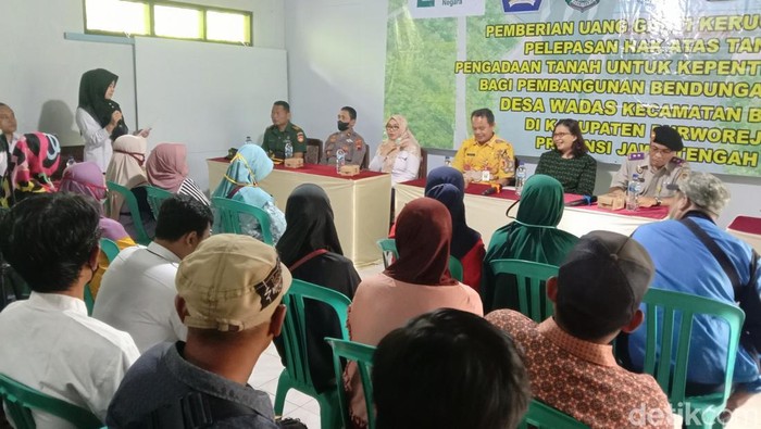 Proses pembayaran Uang Ganti Kerugian (UGR) dan Pelepasan Hak Atas Tanah Pengadaan Tanah untuk Kepentingan Umum bagi Pembangunan Bendungan Bener, di Desa Wadas, Purworejo, Rabu (30/11/2022).