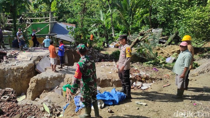 Proses pembersihan material longsor yang menutup jalan di Kedewan Bojonegoro