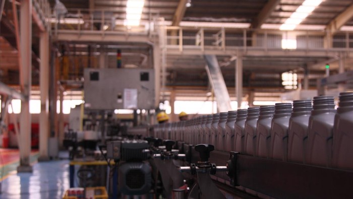 Proses pengemasan oli di PUJ PT Pertamina Lubricants