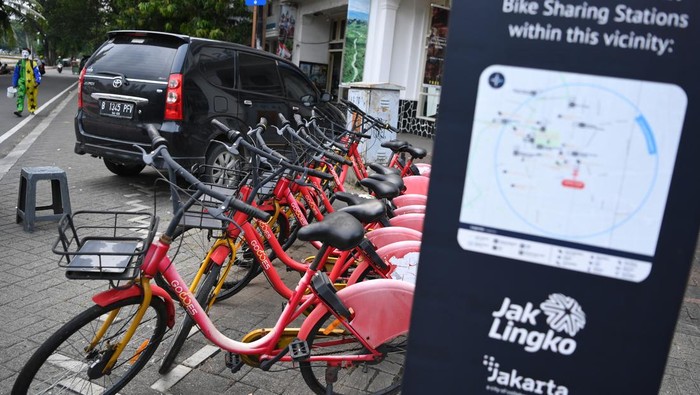 Ratusan Sepeda Sewa Mau Ditarik Gara-gara Tak Laku Lagi Warga melintas di dekat sepeda sewa yang rusak di Jalan Jenderal Sudirman, Jakarta, Selasa (29/11/2022). Dinas Perhubungan DKI Jakarta akan menarik 218 unit sepeda sewa di 67 titik tambat di ibu kota secara bertahap karena kesulitan pendanaan dari operator. ANTARA FOTO/Sigid Kurniawan/nym.