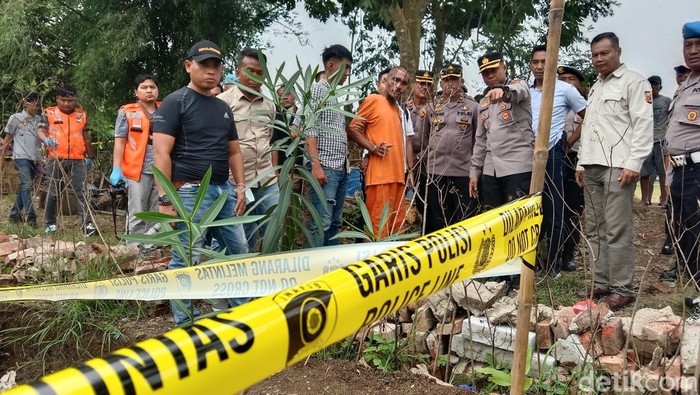 Rekonstruksi Murtado saat membunuh ayah di Indramayu.