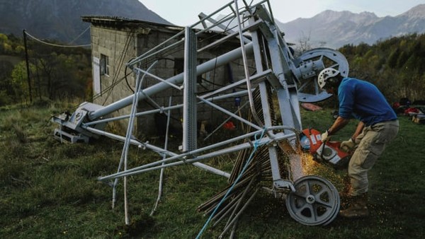 Resor ski ini dibangun pada tahun 1964 untuk membantu anak-anak dari desa belajar cara bermain ski yang dekat dengan rumah sebelum melewati jalur yang lebih menantang di Pegunungan Alpen lain. Resor ski ini dibangun pada tahun 1964 untuk membantu anak-anak dari desa belajar cara bermain ski yang dekat dengan rumah sebelum melewati jalur yang lebih menantang di Pegunungan Alpen lain.