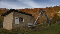 Desa kecil di Pegunungan Alpen Prancis, Saint-Firmin, mengucapkan selamat tinggal pada lift ski mereka. Sebuah tim kecil bekerja untuk membongkarnya pada akhir bulan lalu.