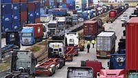 Presiden Yoon menegaskan bahwa jajarannya tidak akan mentolerir aksi yang disebutnya sebagai penyanderaan sistem logistik tersebut. Berdasarkan undang-undang Korea Selatan, pemerintah dapat mengeluarkan perintah untuk memaksa pekerja transportasi kembali bekerja jika ada gangguan serius, termasuk aksi mogok kerja para pekerja di sektor transportasi. Pihak yang enggan mematuhi aturan tersebut dapat dihukum hingga tiga tahun penjara, atau denda hingga 30 juta won atau sekitar Rp 353 juta. AP/Kim Jong-taek