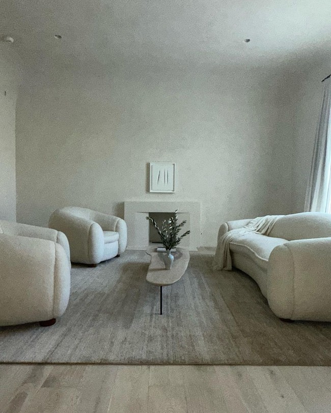 Hampir seluruh ruangan dicat dengan warna putih. Perabotan dan furnitur pun berwarna senada. Sesekali palet mute seperti beige, krem, abu-abu menjadi aksen. (Foto: Instagram @kimkardashian)