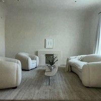 Hampir seluruh ruangan dicat dengan warna putih. Perabotan dan furnitur pun berwarna senada. Sesekali palet mute seperti beige, krem, abu-abu menjadi aksen. (Foto: Instagram @kimkardashian)