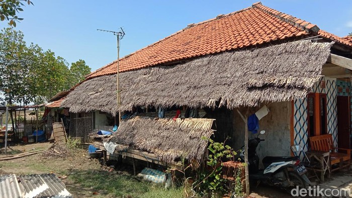 Rumah rangken Indramayu yang hampir punah.