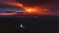 Orang-orang melihat dari kejauhan letusan Gunung Api Mauna Loa di Pulau Hawaii, Senin (28/11/2022) waktu setempat. (Andrew Richard Hara/Getty Images)  