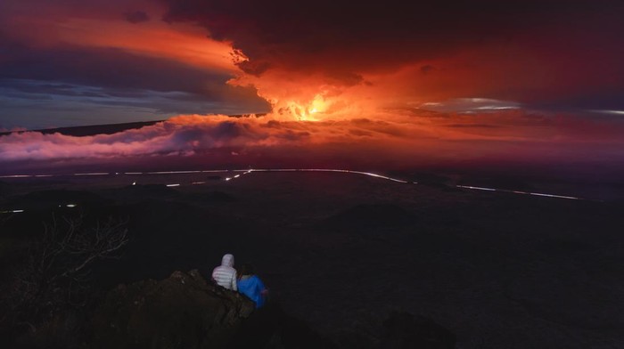Santainya Warga Hawaii Nonton Letusan Gunung Api Terbesar di Dunia MAUNA LOA, HI - NOVEMBER 28: The Big Island's Mauna Loa Volcano erupts on November 28, 2022 on the Island of Hawaii. For the first time in almost 40 years, the biggest active volcano in the world erupted prompting an emergency response on the Big Island. (Photo by Andrew Richard Hara/Getty Images)