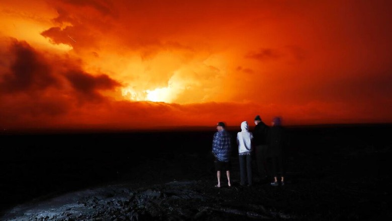 Santainya Warga Hawaii Nonton Letusan Gunung Api Terbesar di Dunia People watch the eruption of Mauna Loa, Monday, Nov. 28, 2022, near Hilo, Hawaii. Mauna Loa, the worlds largest active volcano erupted Monday for the first time in 38 years. (AP Photo/Marco Garcia)