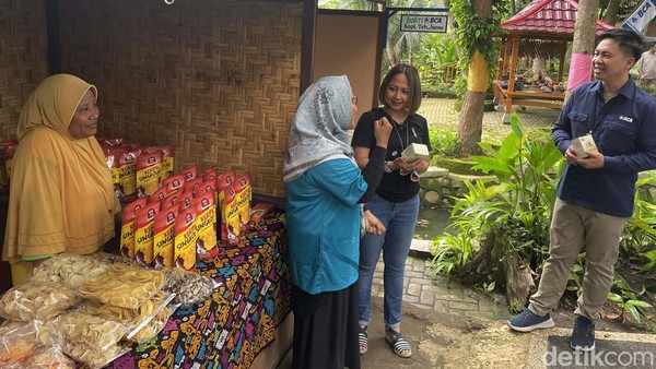 Desa Wisata Bilebante merupakan desa binaan BCA yang memberdayakan 60 tenaga kerja yang berasal dari penduduk desa setempat dimana mayoritas merupakan tenaga kerja wanita dan pemuda. Desa Wisata Bilebante merupakan desa binaan BCA yang memberdayakan 60 tenaga kerja yang berasal dari penduduk desa setempat dimana mayoritas merupakan tenaga kerja wanita dan pemuda.