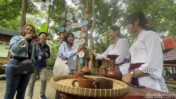 Executive Vice President Corporate Communication & Social Responsibility BCA Hera F Haryn didampingi oleh Senior Vice President Corporate Communication BCA Susanti Nurmalawati dan Kepala KCU BCA Cakranegara Indrawanto Sahama, mengunjungi salah satu kuliner UMKM di Desa Wisata Bilebante, Lombok, Rabu (30/11/2022). Executive Vice President Corporate Communication & Social Responsibility BCA Hera F Haryn didampingi oleh Senior Vice President Corporate Communication BCA Susanti Nurmalawati dan Kepala KCU BCA Cakranegara Indrawanto Sahama, mengunjungi salah satu kuliner UMKM di Desa Wisata Bilebante, Lombok, Rabu (30/11/2022).