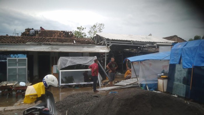 Sejumlah rumah rusak diterjang puting beliung di Tayu, Pati, Rabu (30/11/2022).