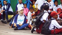 Interaksi Perwira Penggerak bersama murid sekolah gabungan Pusat Pendidikan Anggana Kampung Hutan, KuKar dalam program Bahagia Belajar Bersama Perwira.