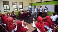 Belajar sambil bermain, Perwira Penggerak memberikan edukasi murid sekolah gabungan Pusat Pendidikan Anggana Kampung Hutan, KuKar tentang pentingnya membaca dan juga mengejar cita-cita.