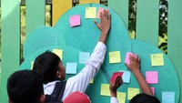 Para murid menempelkan beragam cita-cita di Pohon Impian setelah mendapatkan edukasi dari Perwira Penggerak tentang pentingnya memiliki cita-cita setinggi mungkin.