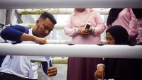 Perwira Penggerak memberi edukasi pentingnya pemberian suplemen tambahan untuk tanaman hidroponik di Dempot Pertanian Alternatif Hidroponik KWT Mangrove Tani Baru agar tanaman pangan ini bisa tumbuh dengan baik dan subur.
