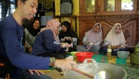 Perwira Penggerak tidak hanya membantu ibu-ibu UMKM Poklahsar Tunas Harapan dalam membuat makanan amplang yang berbahan dasar ikan kerapu, namun juga memberikan edukasi pentingnya menjaga kualitas produk dan mempercantik kemasan agar menarik pembeli.