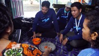 Perwira Penggerak tekun berdiskusi dengan ibu ibu pemilik UMKM abon udang dan ikan untuk lebih memperhatikan kualitas produksi dan kemasan yang khas untuk dijadikan abon oleh-oleh Desa Pantuan, Kutai Kartanegara.