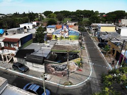 Pemandangan udara dari mural yang menggambarkan bintang sepak bola Argentina Lionel Messi di rumah masa kecilnya di Rosario, Argentina, Sabtu (26/11/2022).  