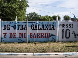 Sebuah mural untuk menghormati bintang sepak bola Argentina Lionel Messi digambarkan di lingkungan masa kecilnya di Rosario.  