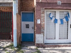 Pemandangan rumah yang dihiasi warna Argentina dan nomor punggung 10 Lionel Messi.  