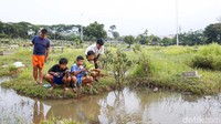 Mereka memancing di genangan-genangan TPU Tanah Kusir. Genangan itu muncul saat hujan mengguyur kawasan tersebut.