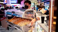 Salah satu pengunjung, Pipat Lorsubkong, mengatakan membawa pulang sekitar 57 liter popcorn.  