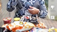 Aktor tersebut memang punya agensi entertaiment yang menaungi Arawinda. Terlepas dari hal itu, suami Putri Marino ini beberapa kali terlihat suka cicip makanan. Seperti ini ketika Chicco coba camilan Korea. Foto: Instagram @chicco.jerikho / TikTok