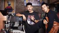 Bersama dengan Rio Dewanto, pria kelahiran 1984 ini tampaknya hendak membuat kopi nih. Foto: Instagram @chicco.jerikho / TikTok