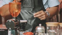 Kali ini pria berusia 38 tahun itu sedang mencicipi secangkir kopi panas miliknya. Sepertinya kopi ini dibuat sendiri ya? Foto: Instagram @chicco.jerikho / TikTok