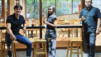 Kesukaan Chicco Jerikho terhadap kopi membuatnya  juga sering mencoba kopi di beberapa kafe. Seperti ini ketika Chicco minum kopi bersama teman-temannya di kafe. Foto: Instagram @chicco.jerikho / TikTok