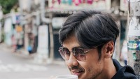 Ketika Chicco Jerikho pergi ke Korea Selatan sekalipun, ia tak lupa menikmati secangkir kopi panas. Foto: Instagram @chicco.jerikho / TikTok