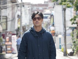 Gaya Chicco Jerikho Pamer Perut Six Pack Pose di Sebelah Truk, Jadi Sorotan